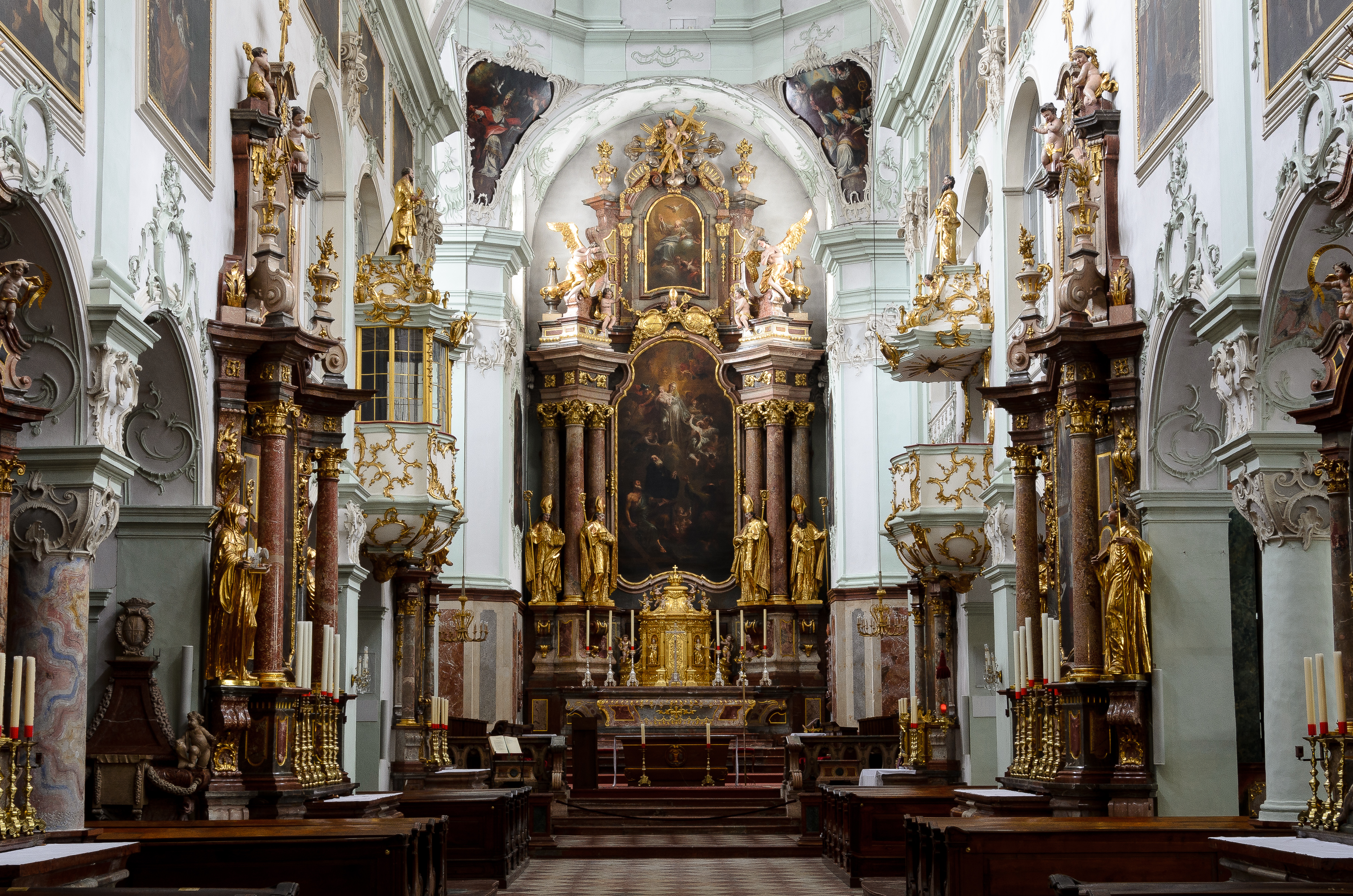 Altarraum der Stiftskirche St. Peter