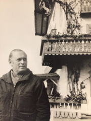 Willi Schatz vor der Kulisse des Weißen Rössls